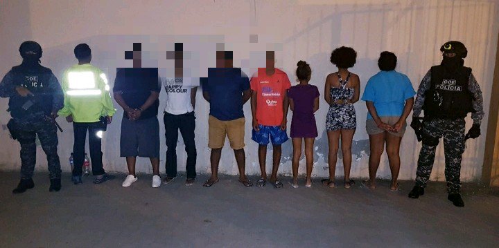 PoliciaEcuador's tweet photo. 👊🏻 SIN TREGUA 👊🏻 7 detenidos deja la operación #Victoria67, ejecutada en Atacames #Esmeraldas, dedicados al expendio y acopio de sustancias ilícitas.
Se incautó marihuana, cocaína y dinero en efectivo. #DirAntinarcóticos https://t.co/HGhqjzeLfb