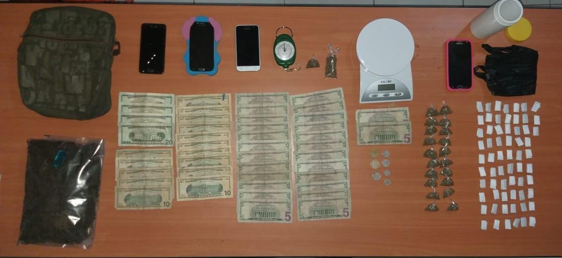 PoliciaEcuador's tweet photo. 👊🏻 SIN TREGUA 👊🏻 7 detenidos deja la operación #Victoria67, ejecutada en Atacames #Esmeraldas, dedicados al expendio y acopio de sustancias ilícitas.
Se incautó marihuana, cocaína y dinero en efectivo. #DirAntinarcóticos https://t.co/HGhqjzeLfb