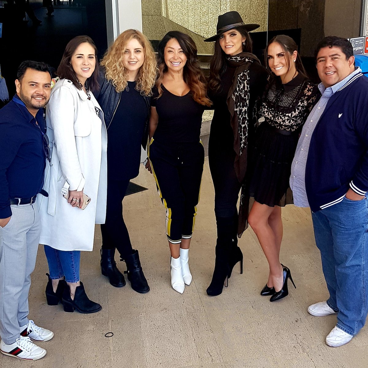 OsiriscCarbajal's tweet photo. A punto de hacer el #quepocachallenge con @anabarbaramusic Aquía en la foto con #teamespectáculos #reporterosenacción @laflawers @tunonaddis @vegabiestro #edgarpérez https://t.co/o833loskK3