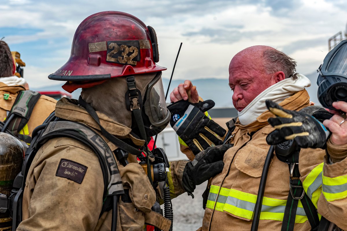FirePhotoGirl's tweet photo. @PMJeff @SBCoFFLocal935 #SBCoFD #Local935 #SBCoFireOps101 https://t.co/Dw8HRbtTNe