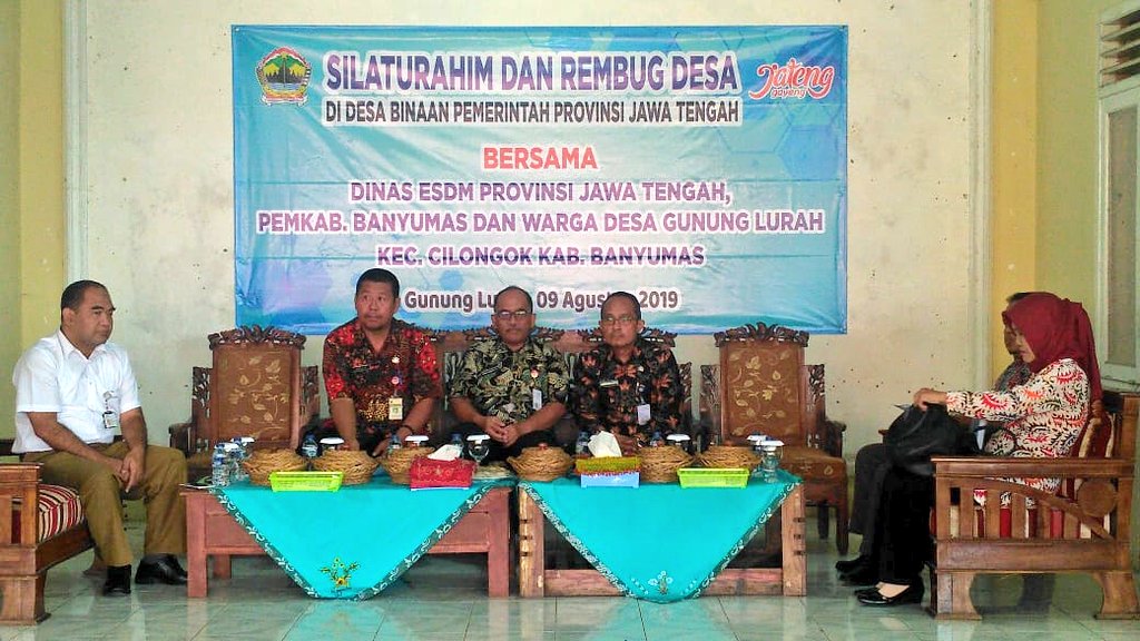 ESDMJateng's tweet photo. Kabid @ListrikESDM_jtg bersm Kacabdin @slametselatan1 mewakili Ka @ESDMJateng bersilaturahmi & #RembugDesa di Ds Gunung Lurah Kec Cilongok @PemkabBanyumas untuk percepatan pengentasan kemiskinan melalui pemberdayaan potensi lokal
#JatengGayeng
#DesaBinaan
#PestaRakyatJateng2019 https://t.co/ZcjfrdDKQ5