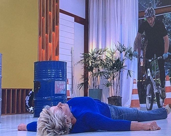 _tori4__'s tweet photo. Estudando//Esperando Lançamento da Katy #SmallTalk #SmallTalkTonight https://t.co/JVqcYtU81U