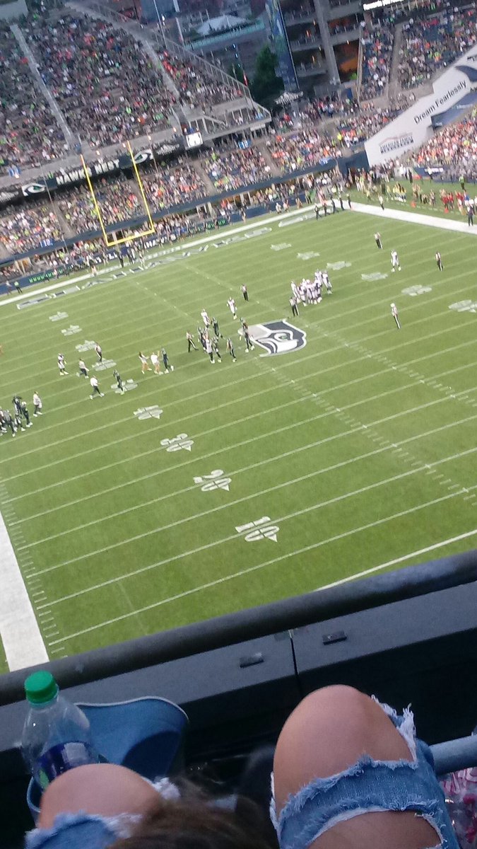 Fittsy4's tweet photo. Seahawks looking good on both sides of the ball tonight #GoHawks https://t.co/pV5EZLU7MN