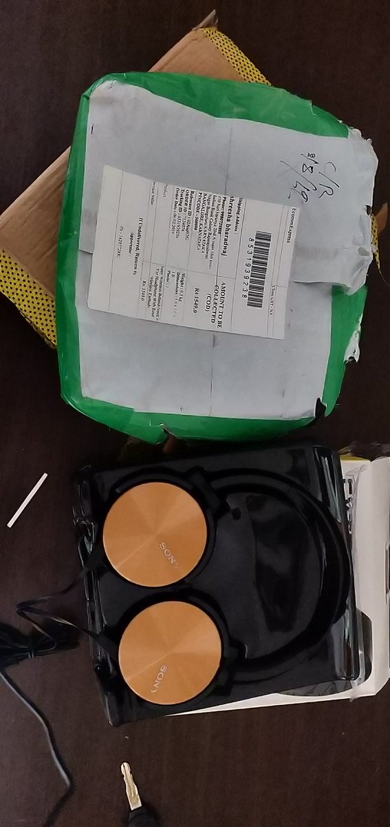 shreeshahs's tweet photo. Recently ordered Bluetooth earphones from #openwireless website. Product got delivered but all together a different one. Trying to reach them no response only all the mail id and no.s are fake. Kindly look into it before buying.#facebookadds #instagramadds #fake #earphones https://t.co/dbZKH7xmGC