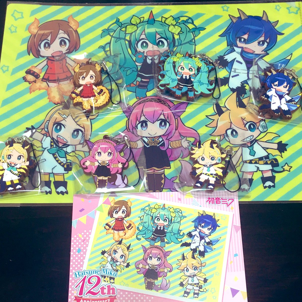 本日8月9日からアニメイトにて開催！『初音ミク12th Anniversaryフェア』でイラスト描きました。怪獣の世界に迷い込んだミクさんたちです👻blog.piapro.net/2019/07/c19070…