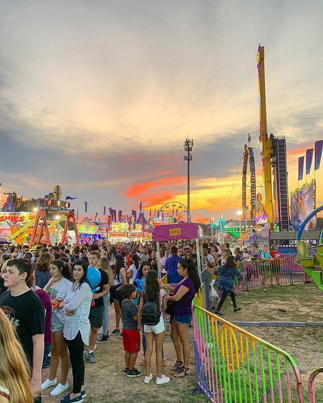 allthingsfadra's tweet photo. From corn dogs 🌽 to pig races 🐖 to Ferris wheels 🎡 I love everything about the fair, including the explosion of colors. #howardcounty #howardcountyfair #countyfair #maryland #marylandlife https://t.co/rubOepkzkD