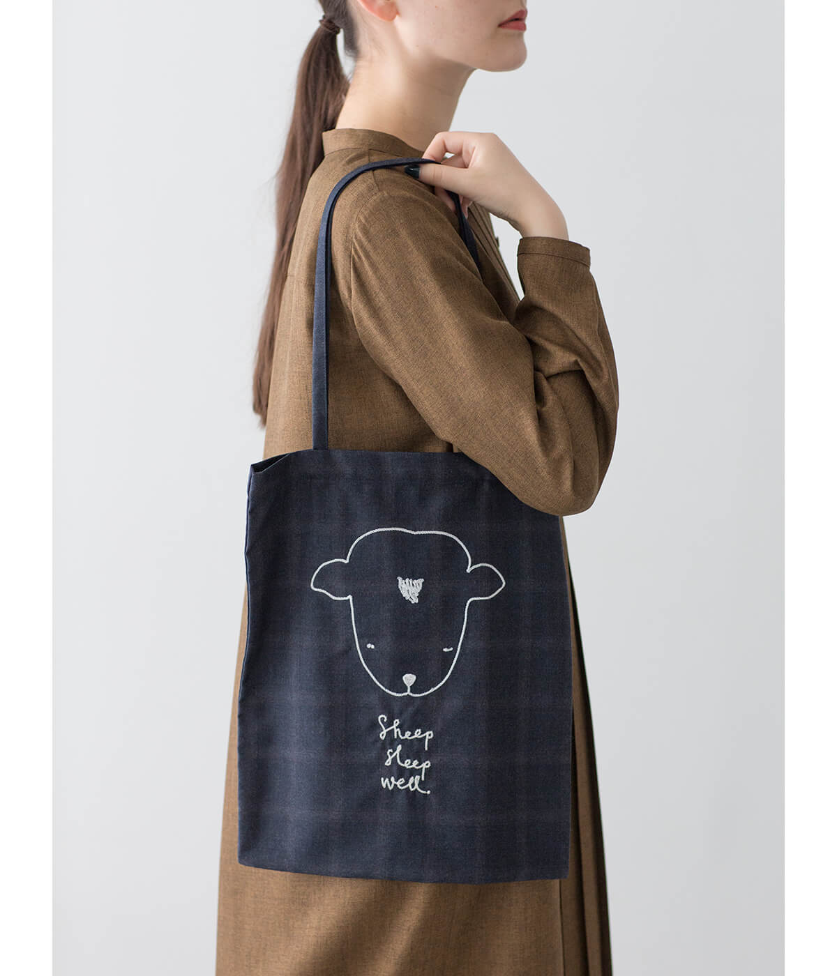 تويتر Nyオンライン على تويتر Sally Scottのオリジナルキャラクター Eep チェーン刺繍で描いた Eep の トートバッグが登場しました 日常のおともに 旅先でのサブバッグにと おススメです 毎シーズン人気のトートバッグ お早目にgetしてくださいね