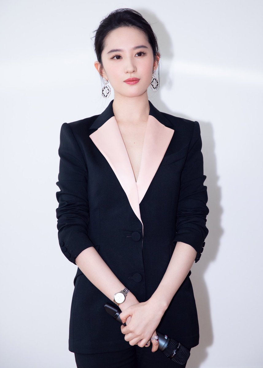 liuyifeitw's tweet photo. 190807 Switzerland
visit the Tissot headquarters
#TissotAmbassador
.
#LiuYifei #CrystalLiu #劉亦菲 #刘亦菲 #yifei_cc #Tissot https://t.co/YfG4jwmDCf