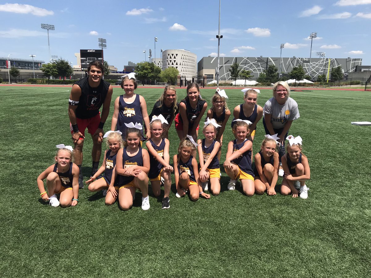 GoBearcatsCHEER's tweet photo. We enjoyed perfecting Game Day skills with teams from across the river. @nkcca was in the house! Thanks for coming to our campus and working hard! It was fun-hot but fun! #gamedayrocks #thatswhyweexist #Bearcats π£β€οΈπ€π£ https://t.co/wWkyemlG1g