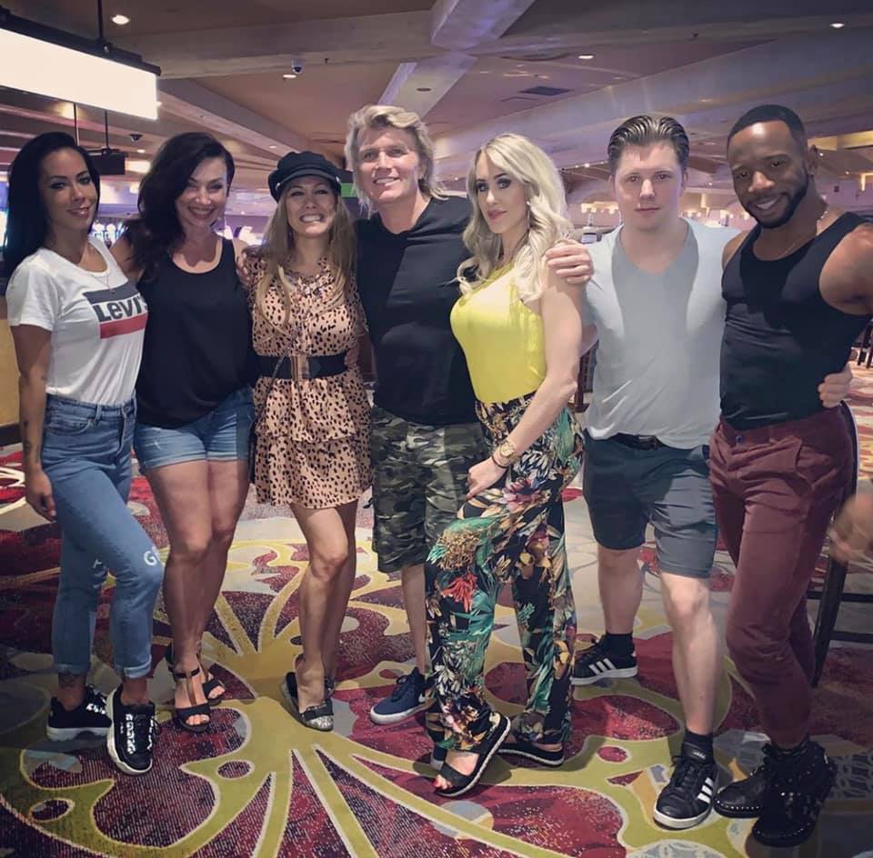 HansKlokVegas's tweet photo. Family! Reunited with diva of magic, Nathalie Hoop. #divasofmagic #hansklok #vegas #lasvegas #family @ExcaliburVegas https://t.co/deLCee5s3Z