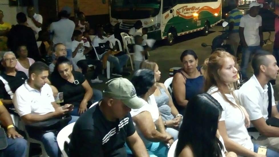 Loboaalcalde's tweet photo. Nuestra sede de campaña a la #AlcaldíadeJamundí es un espacio de puertas abiertas para que nos encontremos y construyamos juntos mejores caminos para nuestro municipio. Gracias a los candidatos al #ConcejodeJamundí, familiares, amigos y vecinos por hacer realidad este proyecto. https://t.co/CE0sxVnPi9