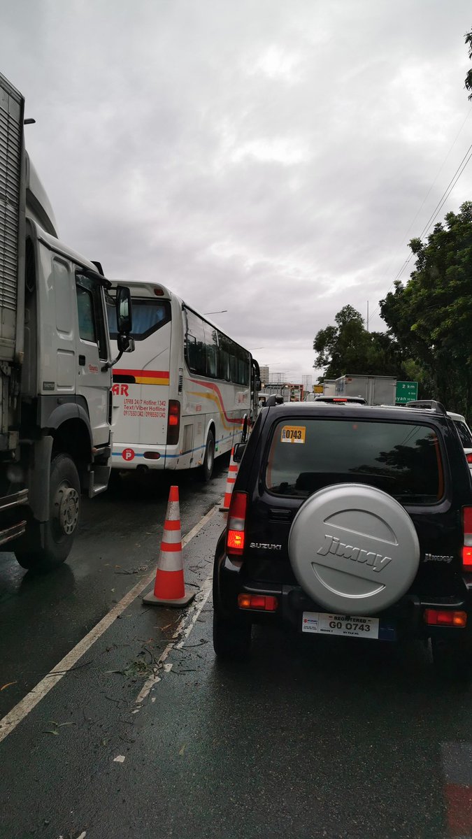 HeadedSeven's tweet photo. NLEX PARKING LOT, https://t.co/61B9a9T7Cn