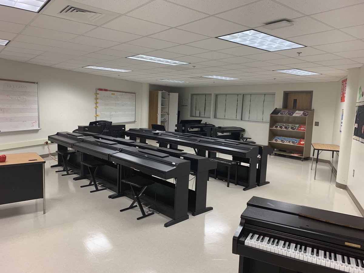 MJHSChorus's tweet photo. It is with great pleasure that I introduce Sarah Benjamin as the new Director of Choirs at Maynard Jackson H.S. I came up to the school to help her get prepare for Day 1! I know you will do a great job and I hope the students will be a blessing to you as they have been to me! https://t.co/BV3SdvFeaM