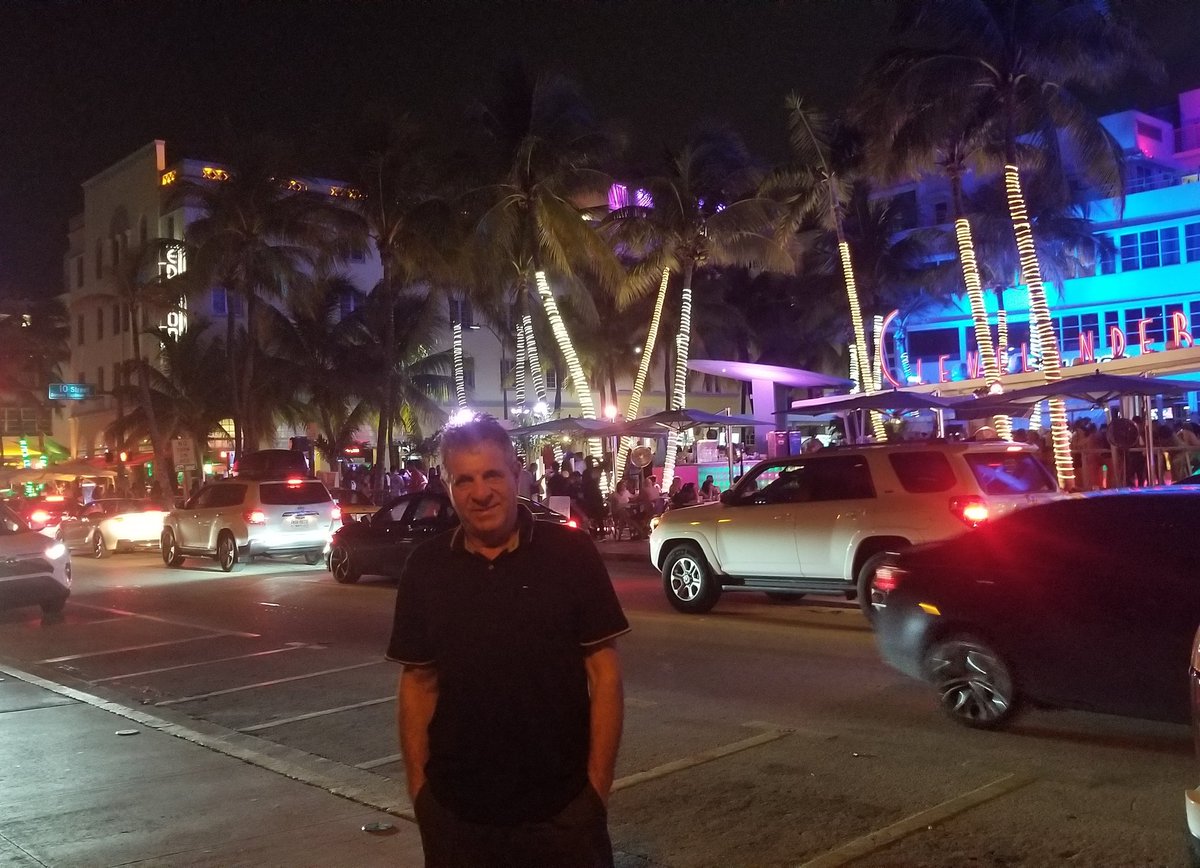 TitoMariani's tweet photo. #oceandrive #soutbeach #noche #espectacular https://t.co/wKwSBVq9a7