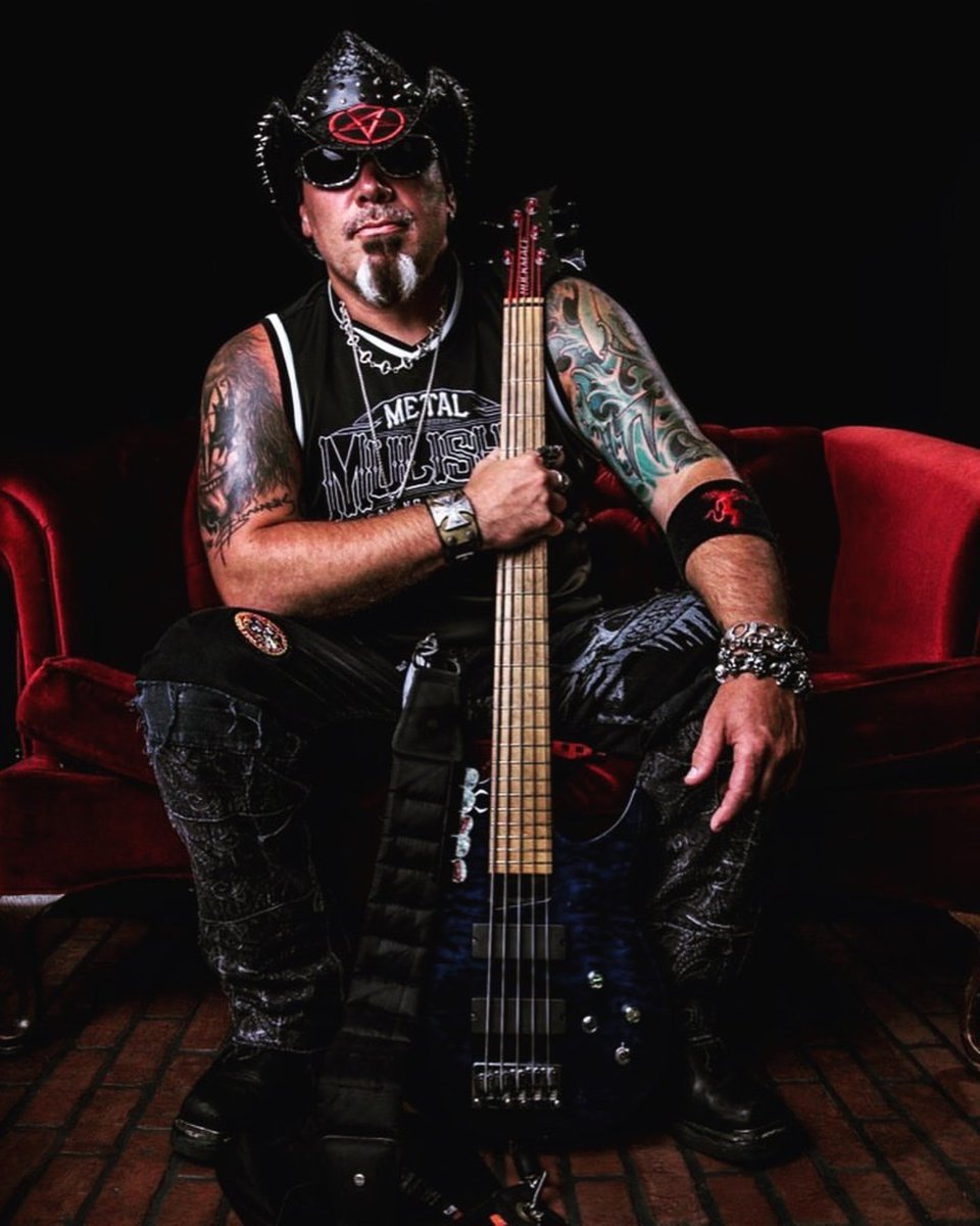 ICICLES_USA's tweet photo. Bassist Scott Rock Official @ThrowdownJonesX is living life large in his Big Daddy Bagger Chrome Diamond Icicles after rocking the house at the Beaver Bar at the 79th Sturgis Rally. Get your pair at https://t.co/3vrXIoFaJO #iciclesusa #throwdownjones #scottrock #scottrockbass https://t.co/ULi0EYQlAA