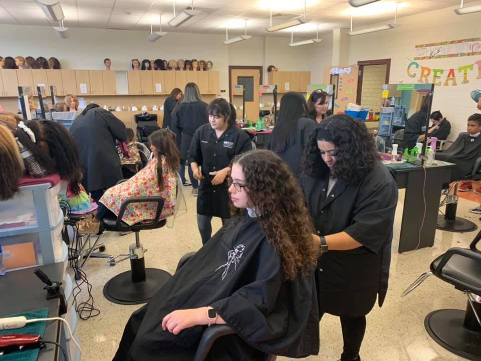 DelMarCollege's tweet photo. To help kindergarten through 12th-graders get ready, the DMC summer Dual Credit Cosmetology class is giving FREE haircuts 🥳Tomorrow is the last day 👏🏽Details 👇🏽
🗺DMC West Campus, Flato Tech. Bldg., Rm. 211
📅Aug. 9
⏰10am - 3pm
ℹ️https://t.co/Om2UXotysk https://t.co/E08PT0zSdw