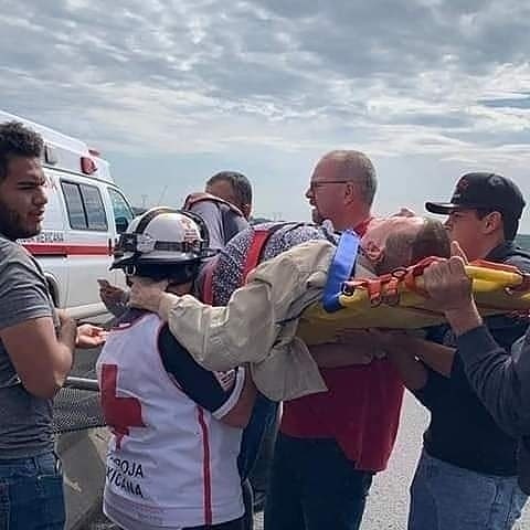 UNoticiasPuebla's tweet photo. El conocido músico Don Germán Lizarraga, sufrió un accidentel por la Autopista Arco Norte  tramo Tula a la CDMX, el autobús de los músicos llegó al lugar donde se presentaba un bloqueo carretero y al decidir  bajar del autobús, en el lugar resbaló y cayó. @PueblaUltimas https://t.co/w62Dc4Jt3a