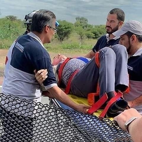 UNoticiasPuebla's tweet photo. El conocido músico Don Germán Lizarraga, sufrió un accidentel por la Autopista Arco Norte  tramo Tula a la CDMX, el autobús de los músicos llegó al lugar donde se presentaba un bloqueo carretero y al decidir  bajar del autobús, en el lugar resbaló y cayó. @PueblaUltimas https://t.co/w62Dc4Jt3a