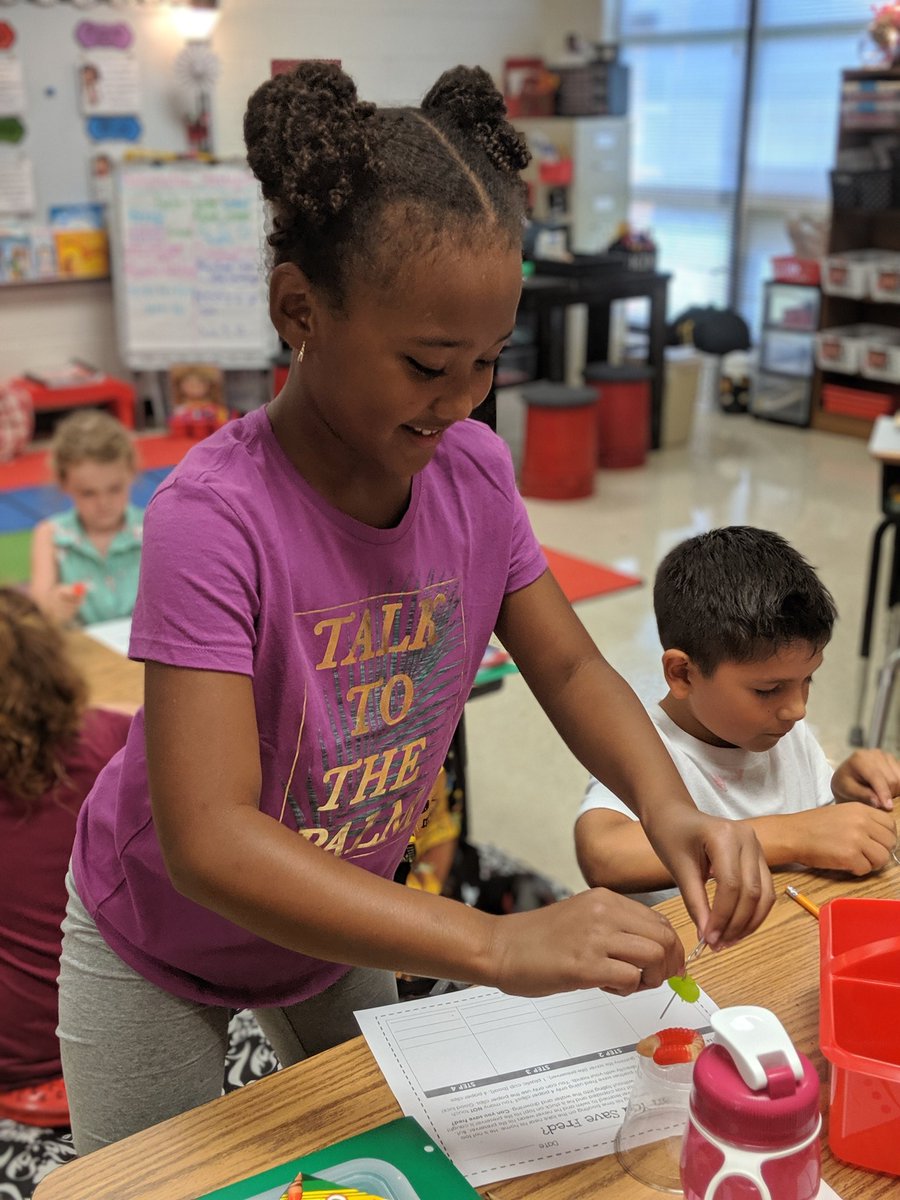 MrsSharrock's tweet photo. Today we tried to save Fred, our gummy worm, when his boat capsized and left him stranded. We could only use 2 paperclips to rescue him. Some of us were successful ❤️ We learned to save him using the Scientific Method #tbirdfam https://t.co/JXxdr0SD5U