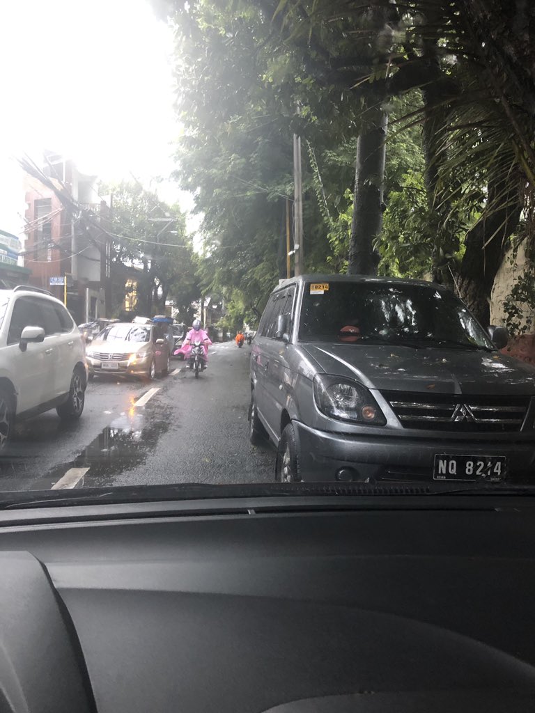 rycutangco's tweet photo. @PasigInfo @VicoSotto along lopez jaena st. Araw araw pong nakaparada ang sasakyan na yan. Nakakadagdag sa traffic at abala sa mga dumadaan. Malinaw naman pong no parking zone ang sign. #pasigtraffic https://t.co/1Sgxf75xlD