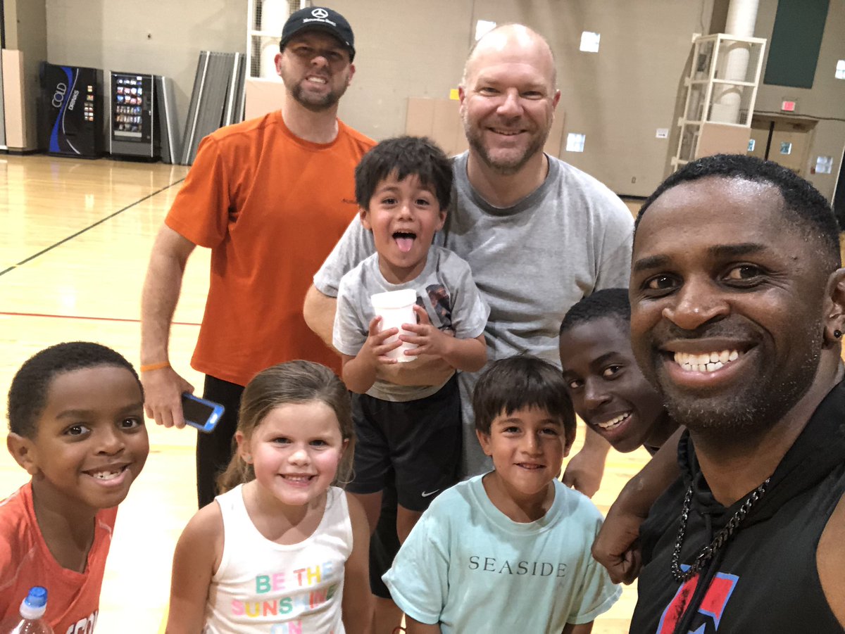 ervin_mack's tweet photo. Week five of The Goliath and our team worked hard tonight. Message: Fight The Good Fight. I think we’re missing someone 🤔@MrRichardsSC where were you? I’m not going to tell you what the kids said🤭🤣 #WeGotBetter #ConquerTheGoliath @ShandonBaptist https://t.co/VTRgavt08W