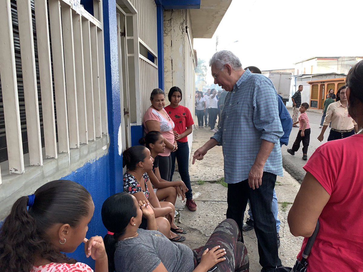 BarretoSira's tweet photo. #8agosto ¡En #Anzoátegui luchamos contra el paludismo!
Estamos desde Guamachito, atendiendo a este importante sector de #Barcelona casa por casa con fumigación, entrega de mosquiteros para embarazadas, abate y también en inspección de ambulatorio ¡Salvando vidas y en movimiento! https://t.co/paIuxHzOHL