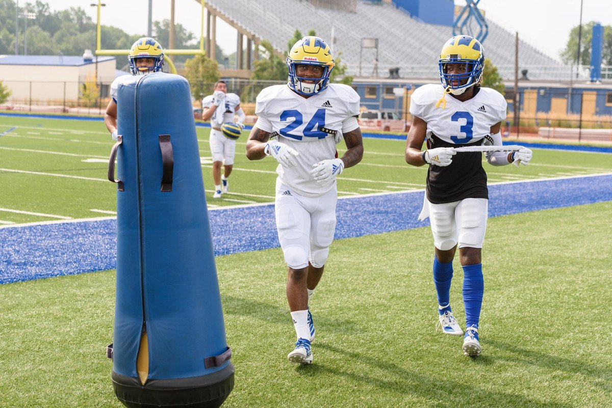 ApostleFrank's tweet photo. #ReRoutingRiah #RiahsIsland  #ChipMinded #NextManUpMentality  #Reporting4Duty - 21 Days to go before the Season Opener! #DemBurtonBoyz https://t.co/EBHdZniPCY