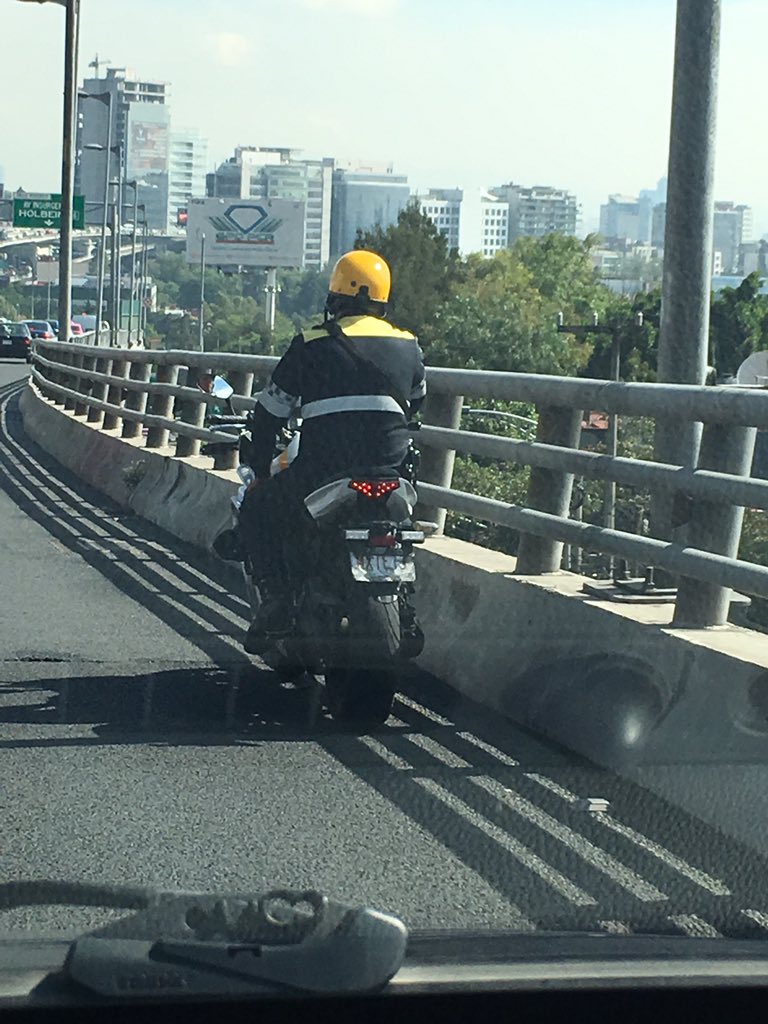 Según el reglamento de tránsito las motos no pueden circular sobre segundo piso, peor una placa que no se nota (corralón), por qué exigen y no ponen el ejemplo @SSP_CDMX #sspasuntosinternos #DespiertaConLoret @CarlosLoret