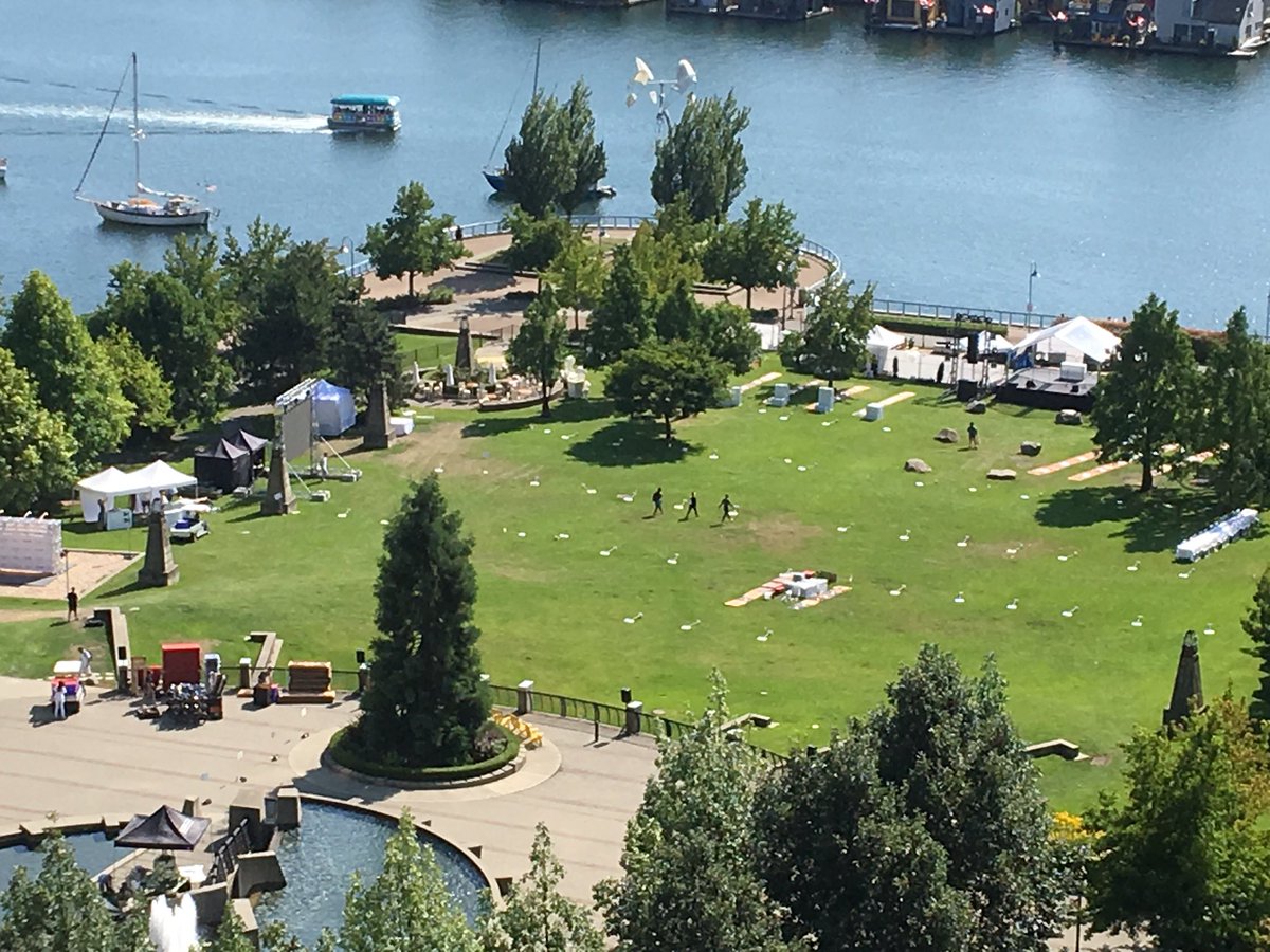 HealthWorksBC's tweet photo. pretty sure I just heard a fighter jet fly directly over our place in downtown Vancouver & it’s unlikely related to Diner en Blanc? See the stream it just left over my building! Anyone see it? @yvrairport hoping all is good. #vancouver #yaletown #DinerEnBlanc #DEBVan https://t.co/qxEIPSAFzc