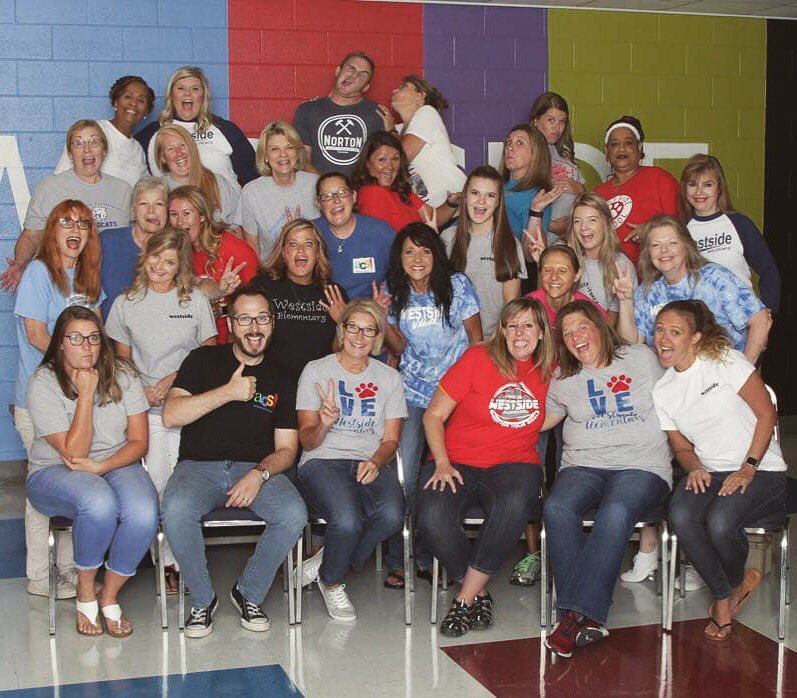 thejasonwallis's tweet photo. You can start your school year with a frown or a smile!! #wechoosesmile #westside #amteaching #bestjob #friends #elementaryshenanigans @AthensCitySch https://t.co/tlnU8oAYWY