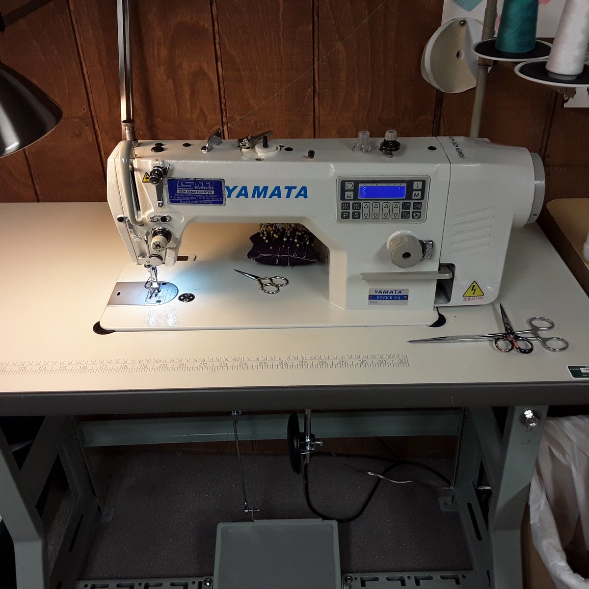 RGriffin222's tweet photo. Totally in love with my new industrial sewing machine from ISM Services, LLC, in Highland, Indiana! I will miss my old one, as it served me well for 20 years, but love my new one! old workhorse💪💪and new!!!💕💕 https://t.co/3HbvT0NQEE