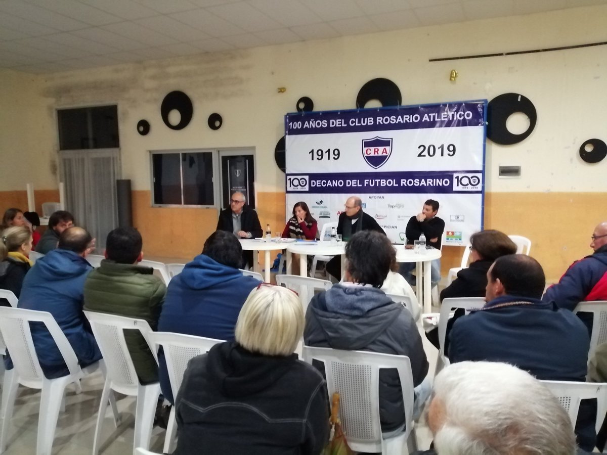 CRAoficial's tweet photo. En la sede de nuestra institución se realiza una reunión con integrantes de la Organización Nacional de Fútbol Infantil para abordar el funcionamiento del Fútbol Femenino de Niñas en los clubes de la ciudad y la zona.
Participan de ONFI Jorge Burgell, Graciela Rebollo y Gerassi https://t.co/aUyJ4ebSVh