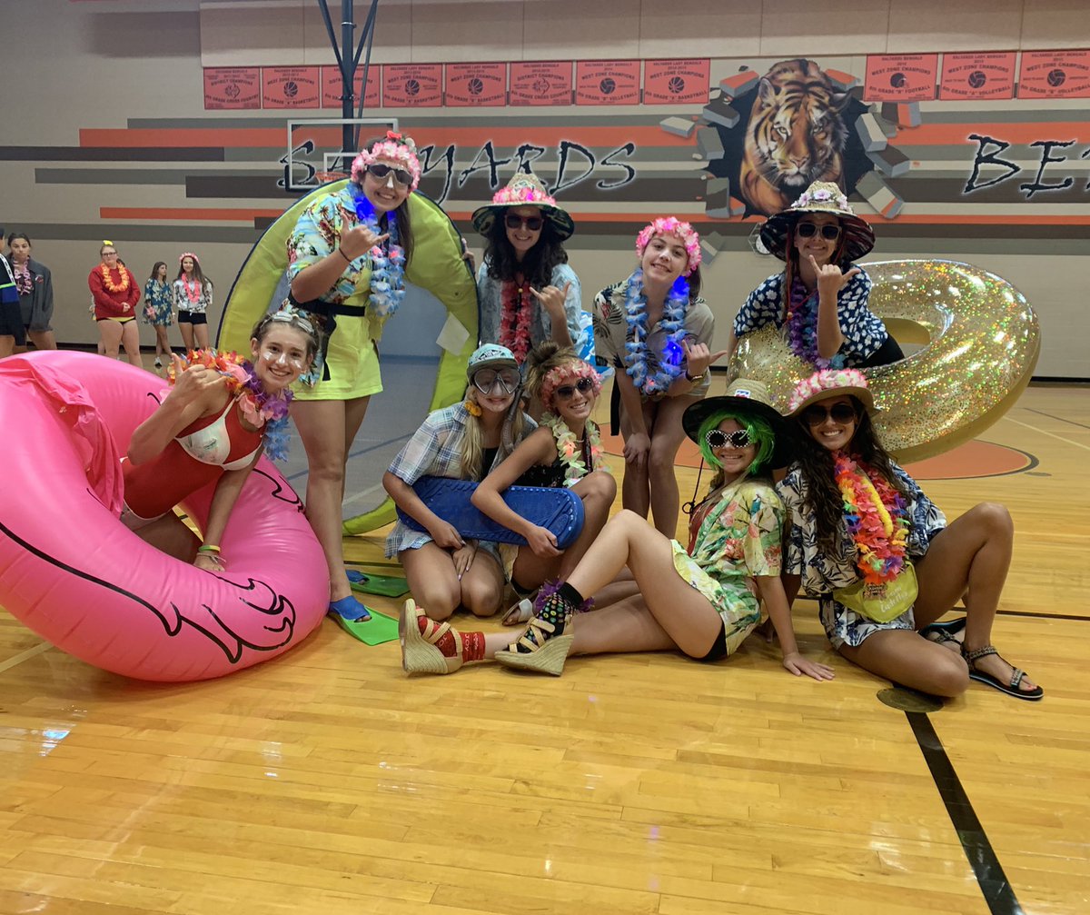 cw_cadettes's tweet photo. Happy theme Thursday!!! We love Hawaii!!! 🌺 Having fun and working hard!!! #14thline https://t.co/kujgBTqq1c