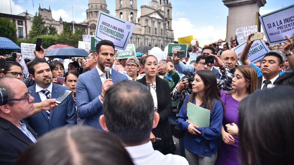 anuarazar's tweet photo. Los diputados del PAN en #Edoméx recibimos un manifiesto en defensa de la vida y de la familia, que once asociaciones entregaron a las puertas del Palacio del Poder Legislativo. https://t.co/zziOlSFZmA