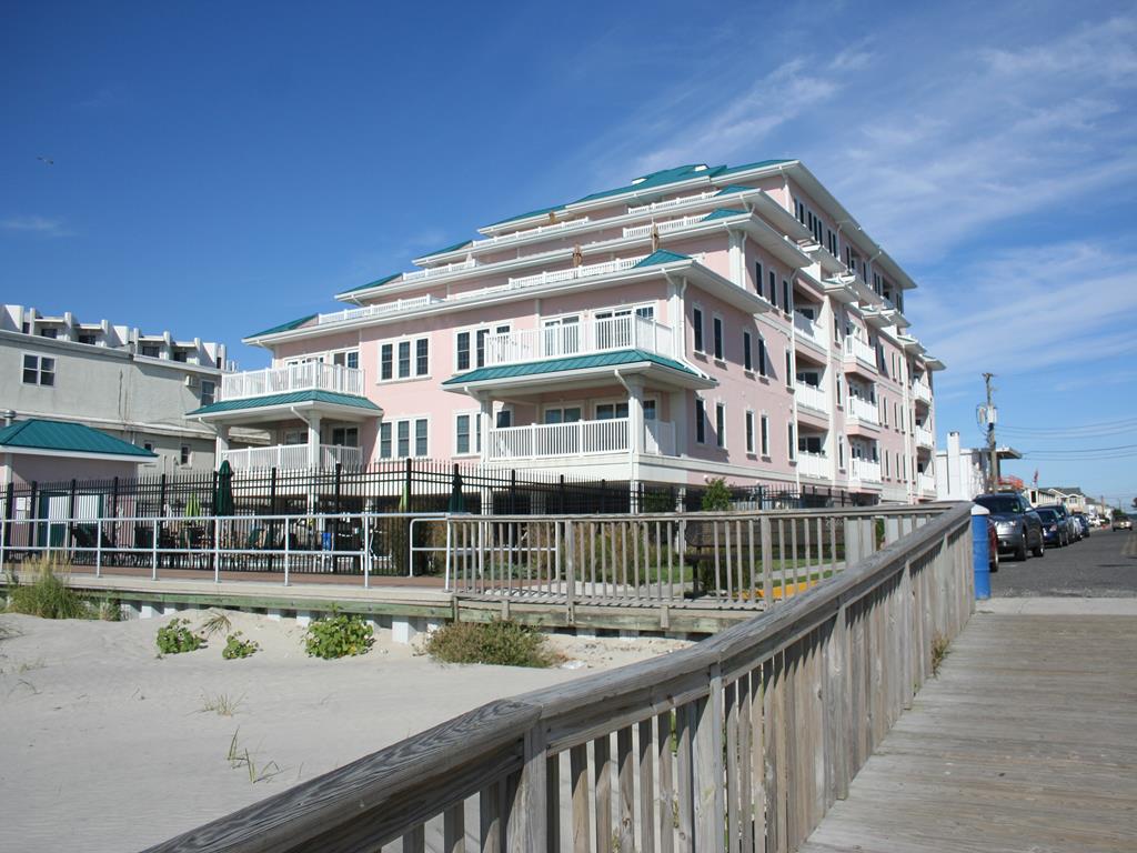 CabreraTeam's tweet photo. FEATURED RENTAL
520 E Stockton, 3RD Floor
Wildwood Crest
4 Bed | 3 Bath | Sleeps 10

You can't beat this vacation rental with ocean views from EVERY ROOM! Learn more and book a September stay by calling (609) 729-0559 and visiting https://t.co/YTrPt5f049 now! https://t.co/VkEUXxttIL