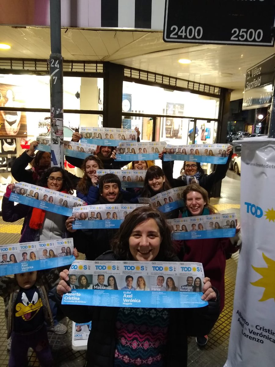 EriPorris's tweet photo. Cerramos la campaña como la empezamos: escuchando a c/ vecino y vecina de #VicenteLopez 
Somos muchxs lxs que no aguantamos + esté presente injusto y tenemos esperanzas recuperar el futuro con el @FrenteDeTodosVL 
#LorenzoIntendente #AxelGobernador #AlbertoPresidente https://t.co/HgyMHf8IM1
