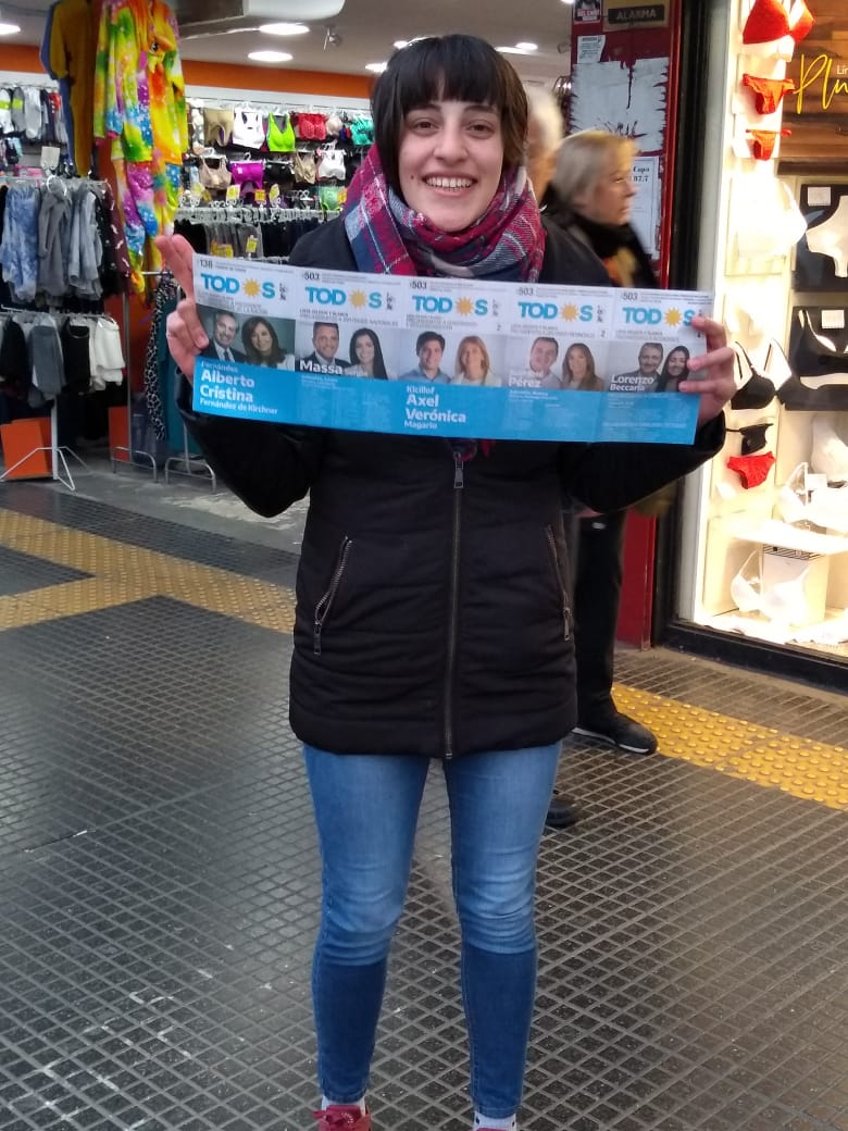 EriPorris's tweet photo. Cerramos la campaña como la empezamos: escuchando a c/ vecino y vecina de #VicenteLopez 
Somos muchxs lxs que no aguantamos + esté presente injusto y tenemos esperanzas recuperar el futuro con el @FrenteDeTodosVL 
#LorenzoIntendente #AxelGobernador #AlbertoPresidente https://t.co/HgyMHf8IM1