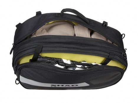 REVISTA400's tweet photo. Las Bolsas Laterales SL58 de SHAD te darán gran resistencia y calidad, cuenta con un diseño atractivo, además tiene elementos reflectantes de gran tamaño para una mayor seguridad. 😎🏍
#TodosSomos400 #SHAD #SL58 https://t.co/lOLA7fV3Hc