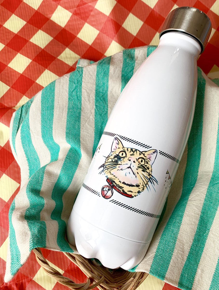 ongenhm's tweet photo. ということでFresh Catシリーズのグッズテーマはカフェ風。コーヒーカップなどを使わずにカフェ風を醸すのはなかなか難しいのですが、面白いです😚
サーモボトルはそのカフェのオリジナルグッズとしてあったらいいなとずっと作ってみたかったお品なのです。
#ongen #FreshCat https://t.co/yugsaAH105