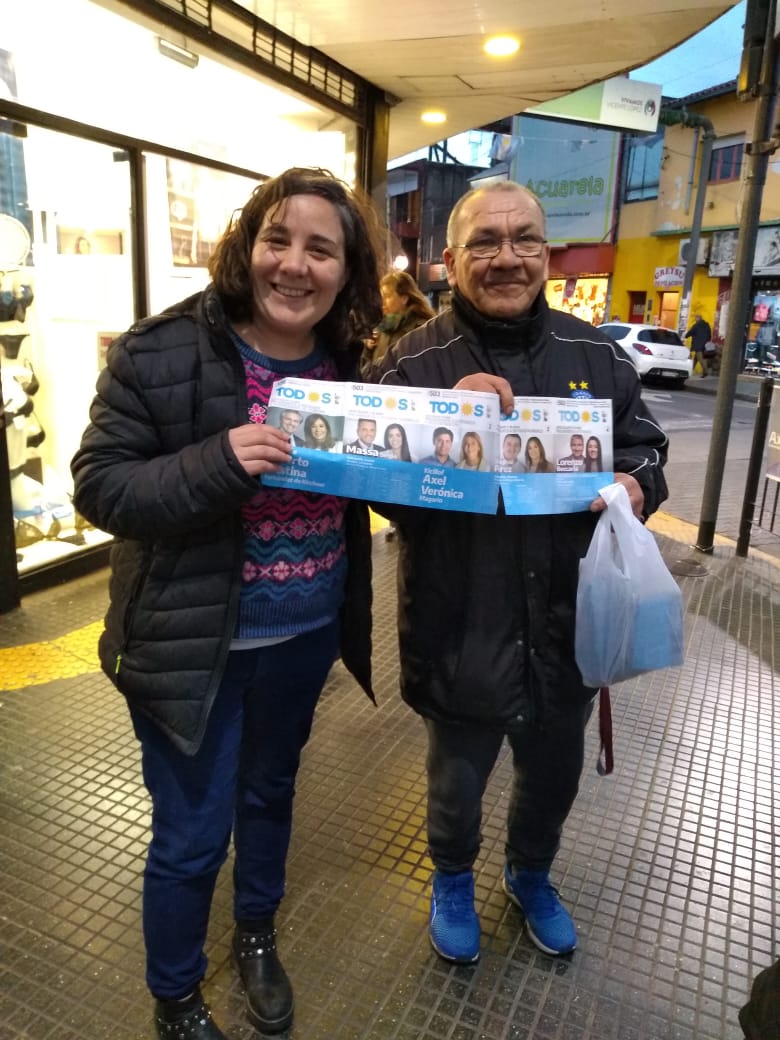 EriPorris's tweet photo. En #Munro #VicenteLópez muchos vecinos y vecinas nos transmitieron que la esperanza está en marcha 
Con TOD☀️S

#AlbertoPresidente #AxelGobernador
#LorenzoIntendente 
#RecuperemosElFuturo 

@FrenteDeTodosVL https://t.co/86X8glwDFX