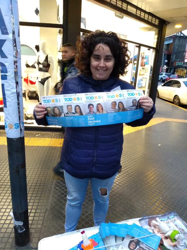 EriPorris's tweet photo. En #Munro #VicenteLópez muchos vecinos y vecinas nos transmitieron que la esperanza está en marcha 
Con TOD☀️S

#AlbertoPresidente #AxelGobernador
#LorenzoIntendente 
#RecuperemosElFuturo 

@FrenteDeTodosVL https://t.co/86X8glwDFX