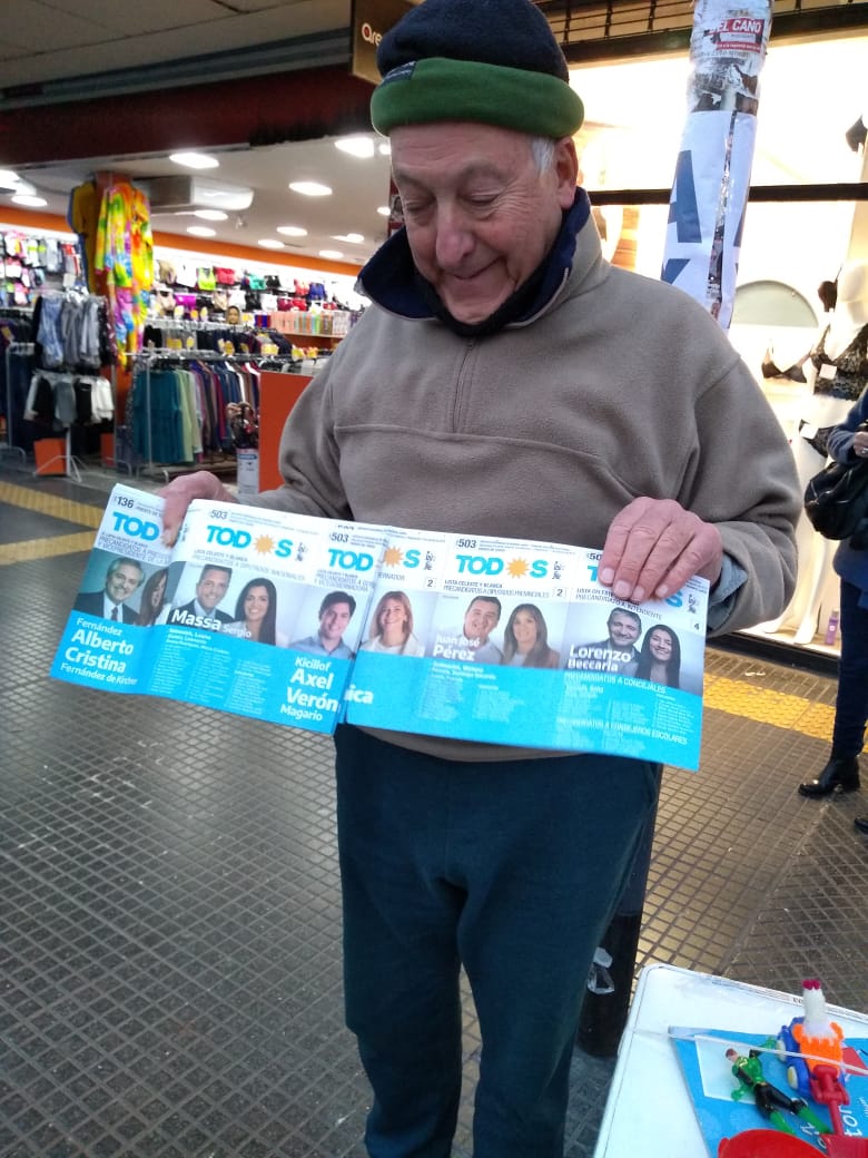 EriPorris's tweet photo. En #Munro #VicenteLópez muchos vecinos y vecinas nos transmitieron que la esperanza está en marcha 
Con TOD☀️S

#AlbertoPresidente #AxelGobernador
#LorenzoIntendente 
#RecuperemosElFuturo 

@FrenteDeTodosVL https://t.co/86X8glwDFX