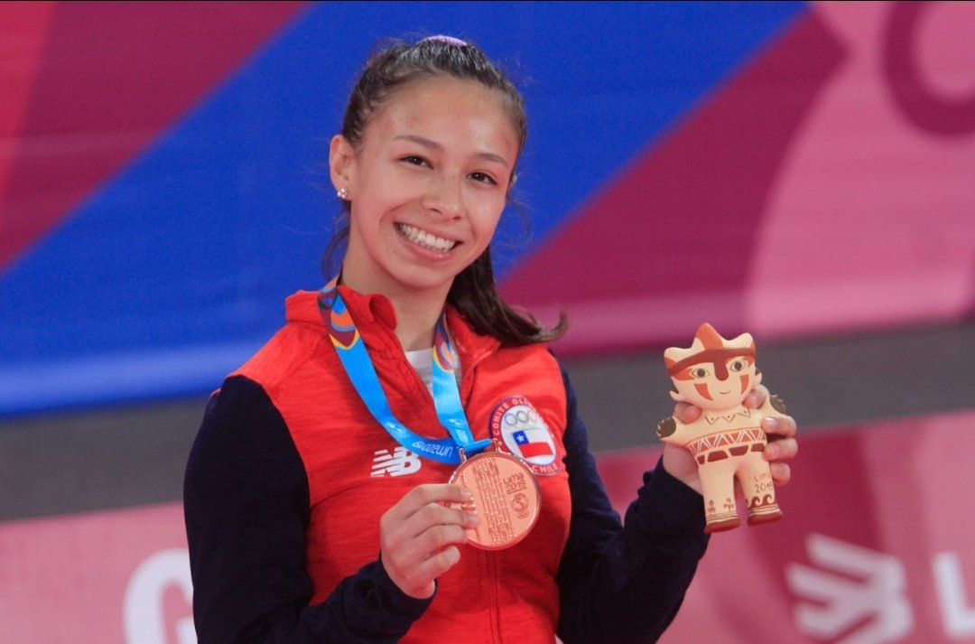 TeamChile_COCH's tweet photo. ¡Ya tienen sus medallas 👏! Yasmani Acosta y Mary Dee Vargas recibieron sus preseas de bronce 🥉 gracias a sus terceros lugares en Lucha y Judo, respectivamente.
¡Grandes! 💪💪.
#VamosTeamChile 🇨🇱 https://t.co/S9Fo7O0zd1