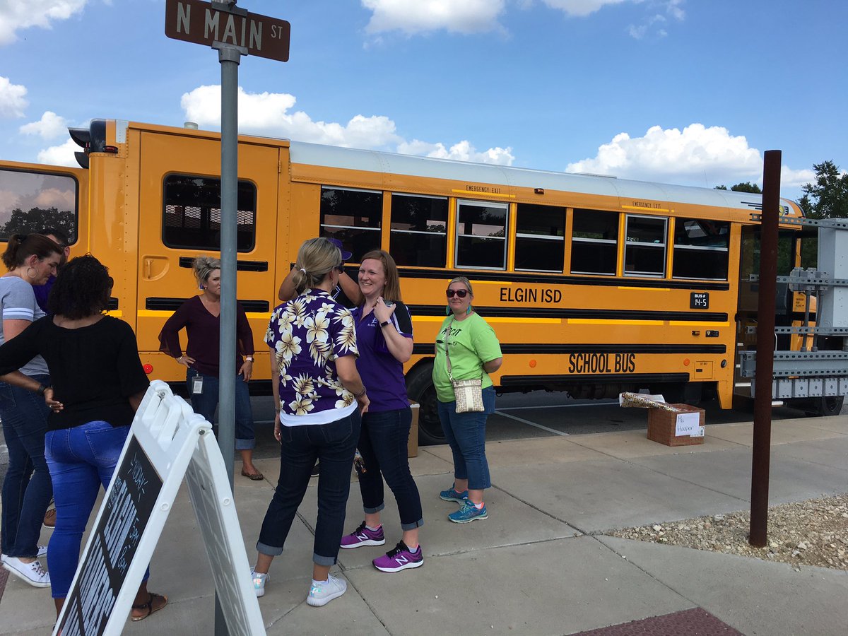 joannas_reads's tweet photo. “Stuffing the bus” with school supplies with Elgin ISD at Sip Shop and Stroll! @ELGINISD_NEIDIG https://t.co/khSX9LSDDf