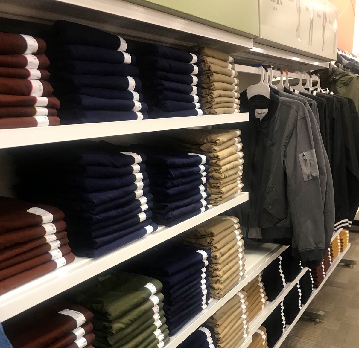 mrvangeldren's tweet photo. Visual standards 👌🏼! #roygbiv #lightodark #T1822 #foldingstandards MENs DBOs are killing it with these #crispfolds! 😎 https://t.co/v15CyGzSOm