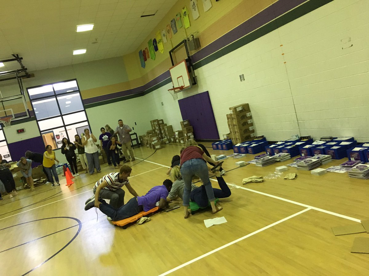 joannas_reads's tweet photo. Teamwork makes the dream work! Day 1 of in-service ✅ @ELGINISD_NEIDIG @ElginAcademics https://t.co/x0U08itvge