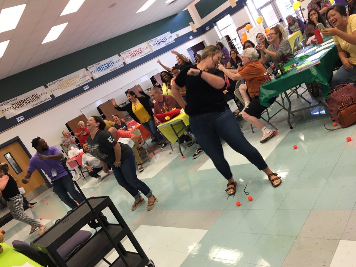 joannas_reads's tweet photo. Teamwork makes the dream work! Day 1 of in-service ✅ @ELGINISD_NEIDIG @ElginAcademics https://t.co/x0U08itvge