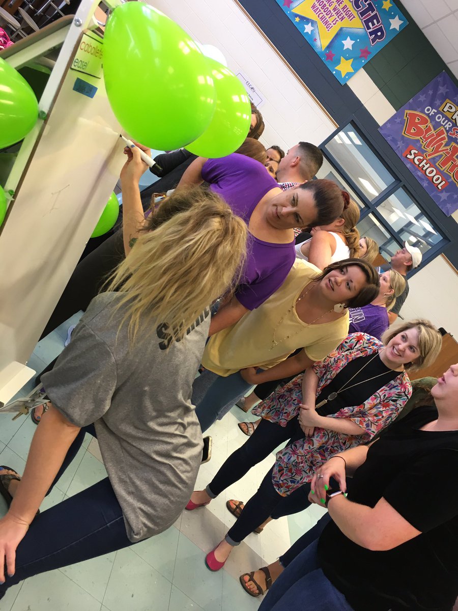 joannas_reads's tweet photo. Teamwork makes the dream work! Day 1 of in-service ✅ @ELGINISD_NEIDIG @ElginAcademics https://t.co/x0U08itvge