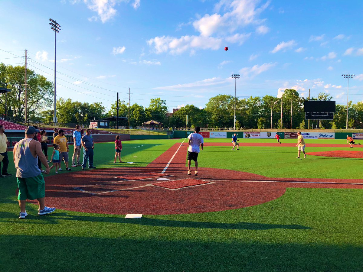 KjKickball's tweet photo. 35 of 40 teams present at our third annual Kickball orientation. Owners are very happy to start the 2019 season. 

#morethanjustkickball 👟🔴💨👐🏼🍻 https://t.co/CDOJz4uTY0