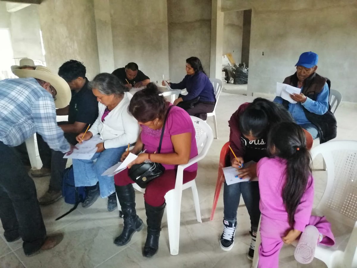 cj_juvempro's tweet photo. Dando seguimiento a los proyectos de Gallineros Microrregion fría, en esta ocasión en  capacitación en manejo sanitario y vacunación de aves.
@SEDAGRO_HIDALGO
@Car_Muniz 
@ecarizpe 
#Ixmiquilpan 
#Juvempro https://t.co/wvx3yP6vEX